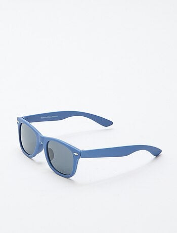 Paire de lunette de soleil classique unie