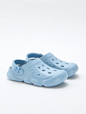 Paire de mules de plage fermées