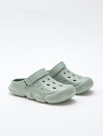 Paire de mules de plage fermées