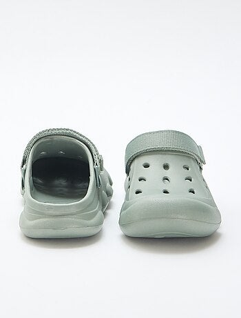 Paire de mules de plage fermées