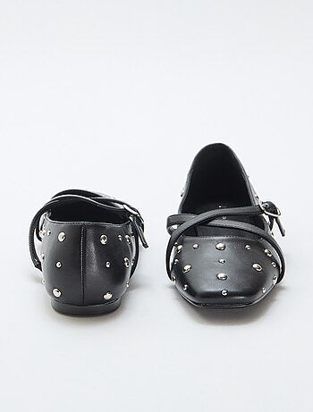 Paire d'escarpin en verni avec clous argentés