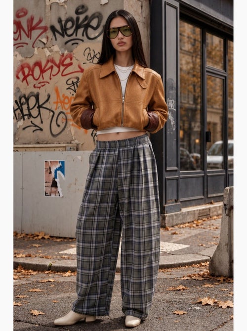 Pantalon à carreaux avec taille élastique et détail de poches hiccup - Kiabi Pantalon à carreaux avec taille élastique et détail de poches hiccup - Kiabi