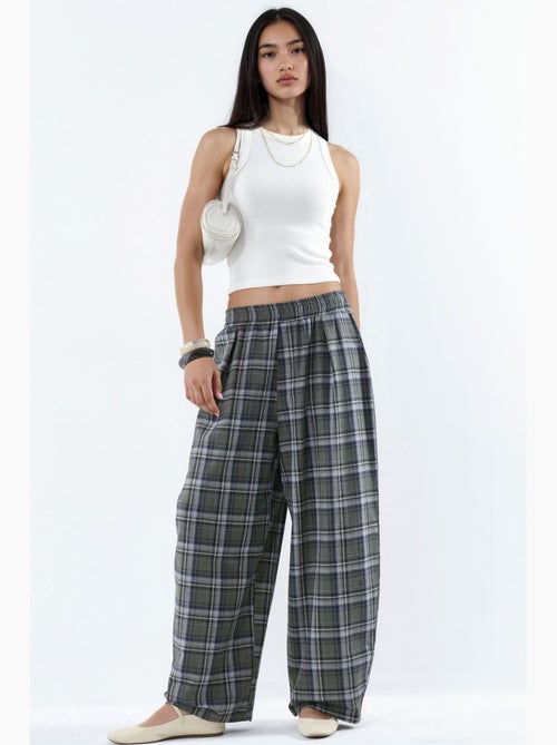 Pantalon à carreaux avec taille élastique et détail de poches hiccup - Kiabi Pantalon à carreaux avec taille élastique et détail de poches hiccup - Kiabi