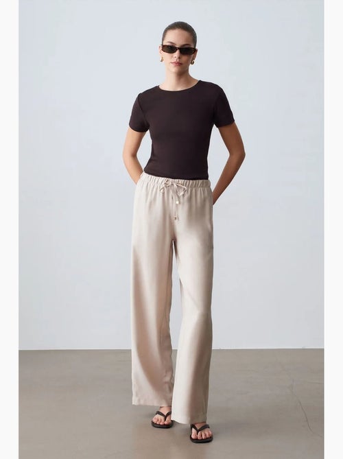 Pantalon à jambe large avec taille élastique et cordon dilvin - Kiabi Pantalon à jambe large avec taille élastique et cordon dilvin - Kiabi