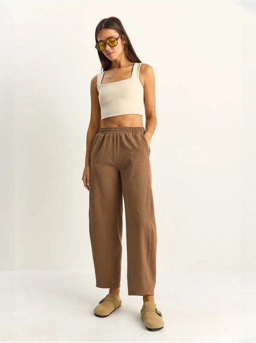 Pantalon à jambes droites avec taille élastique et poches lucci - Kiabi Pantalon à jambes droites avec taille élastique et poches lucci - Kiabi