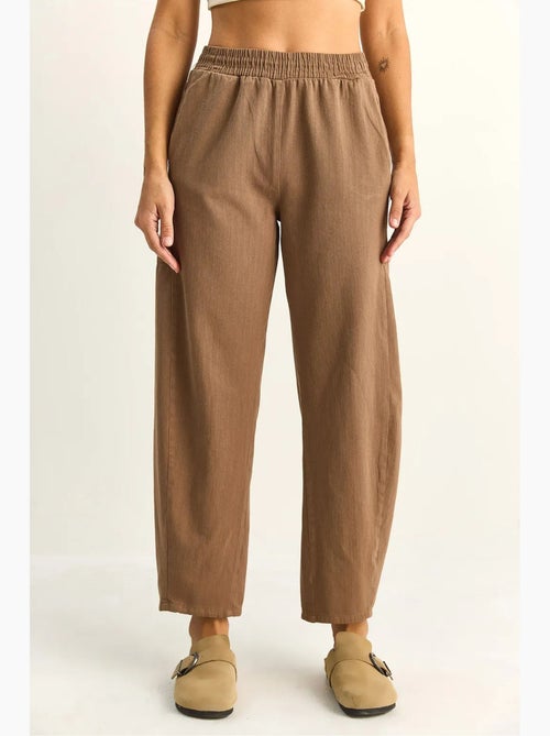 Pantalon à jambes droites avec taille élastique et poches lucci - Kiabi Pantalon à jambes droites avec taille élastique et poches lucci - Kiabi
