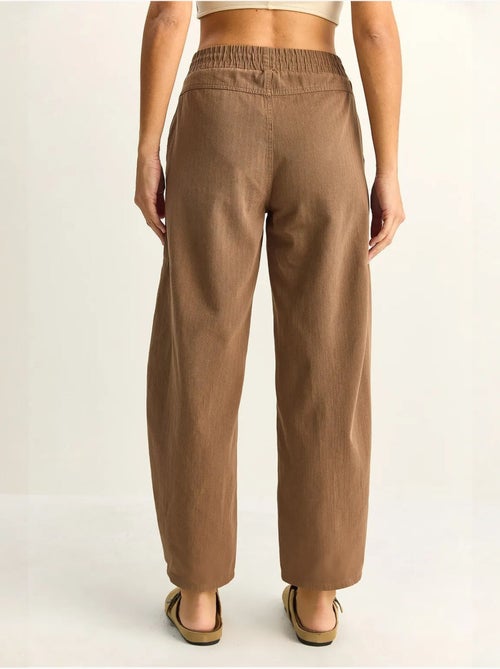 Pantalon à jambes droites avec taille élastique et poches lucci - Kiabi Pantalon à jambes droites avec taille élastique et poches lucci - Kiabi