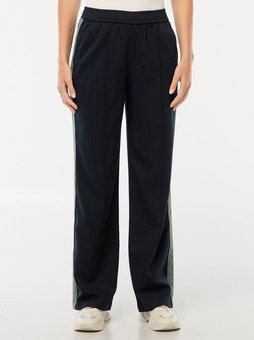 Pantalon à pinces avec bandes sur le côté - Kiabi