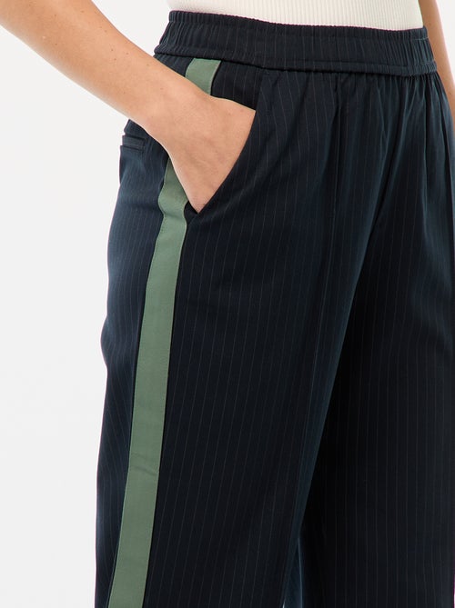 Pantalon à pinces avec bandes sur le côté - Kiabi
