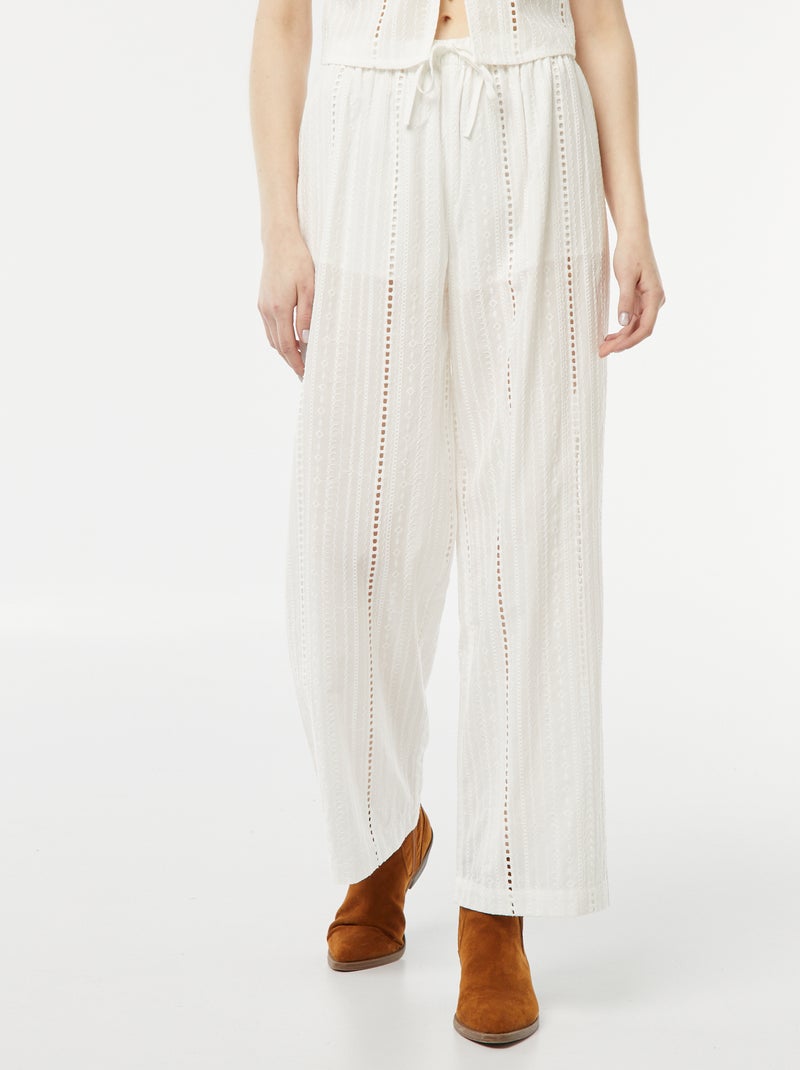 Pantalon avec broderies anglaises et maille ajourée BLANC - Kiabi