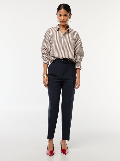 Pantalon carotte fluide avec ceinture à boucle - Kiabi
