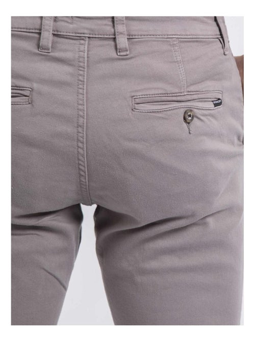 Pantalon chino coupe ajustée VALBACOL - Kiabi Pantalon chino coupe ajustée VALBACOL - Kiabi