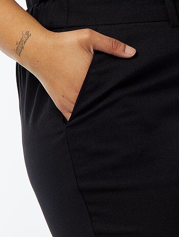 Pantalon cigarette avec ouverture par crochet et zippée