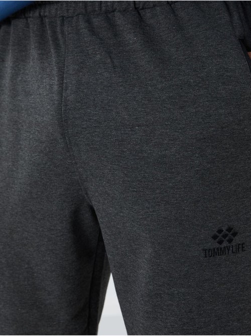Pantalon de jogging homme avec poche zippée tommy - Kiabi Pantalon de jogging homme avec poche zippée tommy - Kiabi