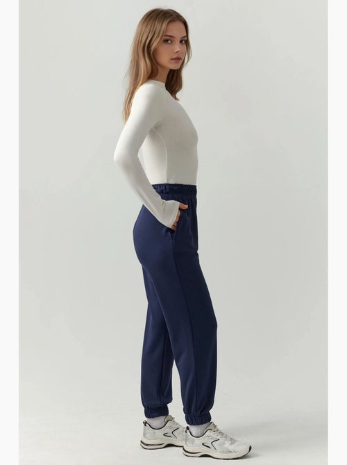 Pantalon de jogging texturé taille haute avec cordon de serrage hiccup - Kiabi Pantalon de jogging texturé taille haute avec cordon de serrage hiccup - Kiabi