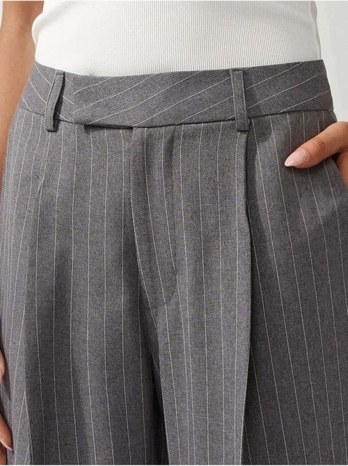 Pantalon droit à rayures plissées hiccup - Kiabi Pantalon droit à rayures plissées hiccup - Kiabi