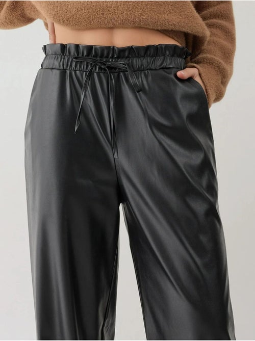 Pantalon droit à taille élastique en similicuir hiccup - Kiabi Pantalon droit à taille élastique en similicuir hiccup - Kiabi
