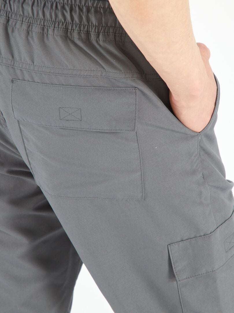 Pantalon droit avec poches cargos Gris - Kiabi