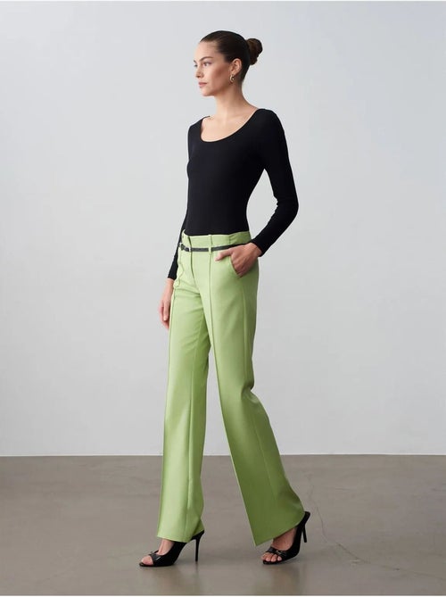 Pantalon droit en crêpe avec ceinture dilvin - Kiabi Pantalon droit en crêpe avec ceinture dilvin - Kiabi