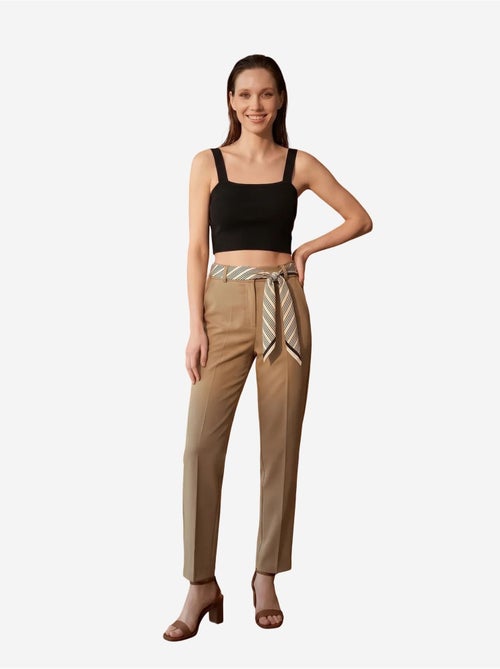 Pantalon en crêpe à jambe droite et taille haute avec ceinture my fashion - Kiabi Pantalon en crêpe à jambe droite et taille haute avec ceinture my fashion - Kiabi