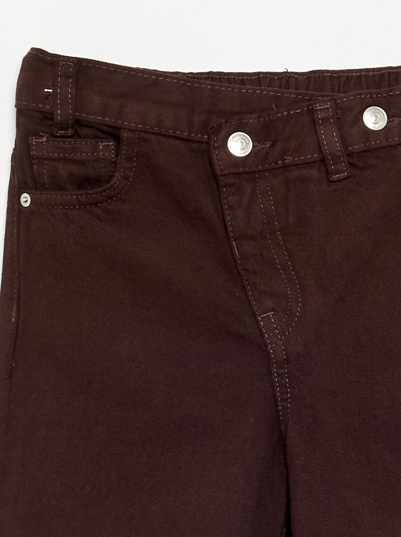 Pantalon en denim avec patte de boutonnage décalée Marron - Kiabi