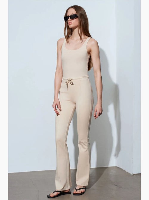 Pantalon évasé en jersey à taille mi-haute et lien dilvin - Kiabi Pantalon évasé en jersey à taille mi-haute et lien dilvin - Kiabi