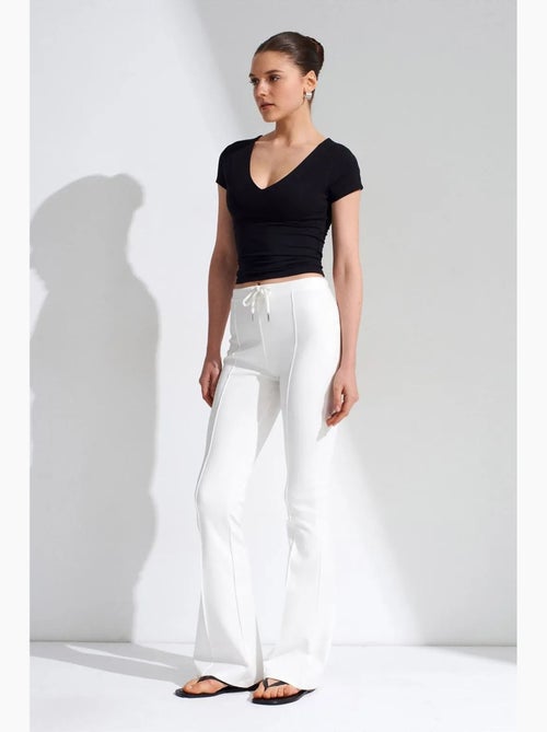 Pantalon évasé en jersey à taille mi-haute et lien dilvin - Kiabi Pantalon évasé en jersey à taille mi-haute et lien dilvin - Kiabi