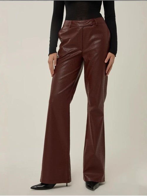 Pantalon évasé taille haute en simili cuir hiccup - Kiabi Pantalon évasé taille haute en simili cuir hiccup - Kiabi