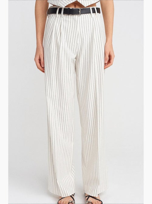 Pantalon femme à jambe droite dilvin - Kiabi Pantalon femme à jambe droite dilvin - Kiabi