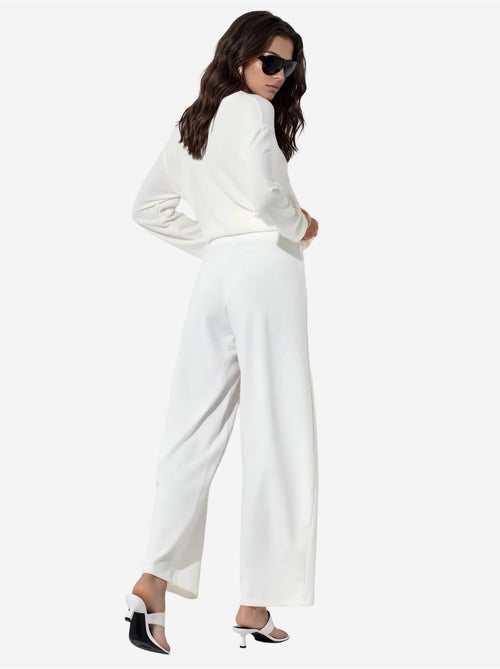 Pantalon femme taille haute à jambe large en crêpe busem - Kiabi Pantalon femme taille haute à jambe large en crêpe busem - Kiabi