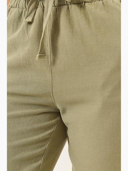 Pantalon fuselé en lin avec poches et ceinture nouée bianco lucci - Kiabi Pantalon fuselé en lin avec poches et ceinture nouée bianco lucci - Kiabi