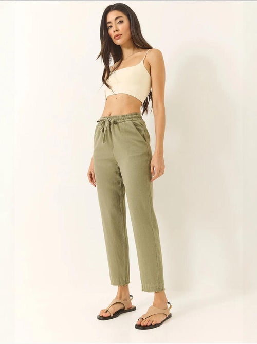 Pantalon fuselé en lin avec poches et ceinture nouée lucci - Kiabi Pantalon fuselé en lin avec poches et ceinture nouée lucci - Kiabi