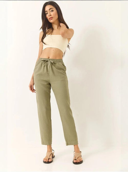 Pantalon fuselé en lin avec poches et ceinture nouée lucci - Kiabi Pantalon fuselé en lin avec poches et ceinture nouée lucci - Kiabi