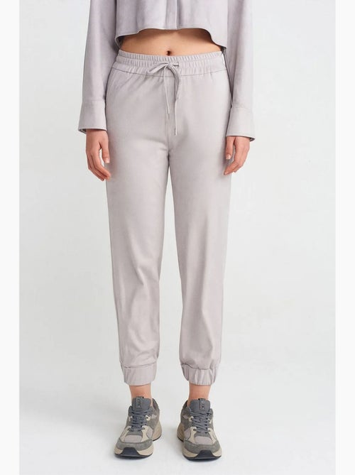 Pantalon jogger effet daim dilvin - Kiabi Pantalon jogger effet daim dilvin - Kiabi
