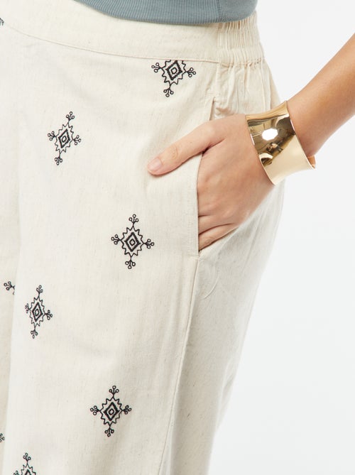 Pantalon large 3/4 avec broderies - Kiabi