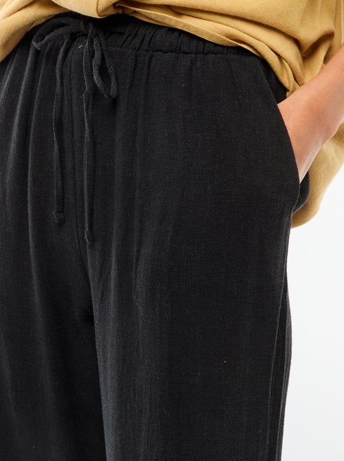 Pantalon léger femme à coupe large avec taille élastiquée - Kiabi Pantalon léger femme à coupe large avec taille élastiquée - Kiabi