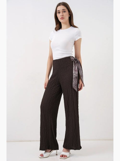 Pantalon taille haute à jambes larges avec détail de nœud bdart - Kiabi Pantalon taille haute à jambes larges avec détail de nœud bdart - Kiabi