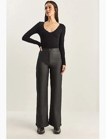 Pantalon taille haute à jambes larges en similicuir lucci