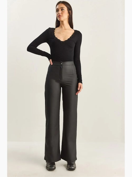 Pantalon taille haute à jambes larges en similicuir lucci - Kiabi Pantalon taille haute à jambes larges en similicuir lucci - Kiabi