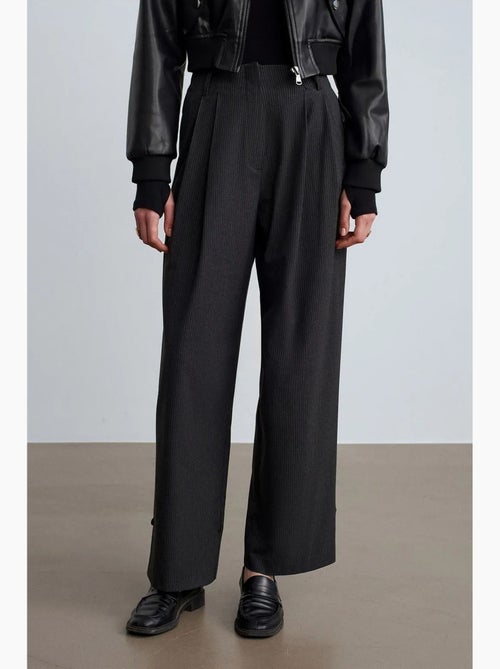 Pantalon tailleur à taille haute et plis dilvin - Kiabi Pantalon tailleur à taille haute et plis dilvin - Kiabi