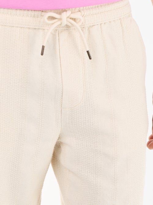 Pantalon uni en matière texturée - Kiabi