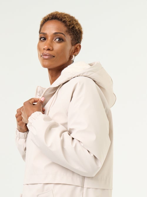 Parka droite doublée en fausse fourrure - Kiabi Parka droite doublée en fausse fourrure - Kiabi