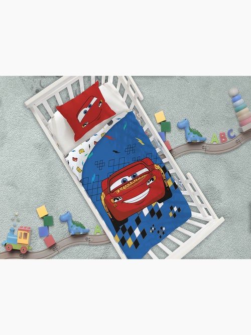 Parure Bébé Disney Pixar Cars Flash McQueen 100x140cm + Taie 40x60cm – Bleu Rouge – 100% Coton - Kiabi Parure Bébé Disney Pixar Cars Flash McQueen 100x140cm + Taie 40x60cm – Bleu Rouge – 100% Coton - Kiabi