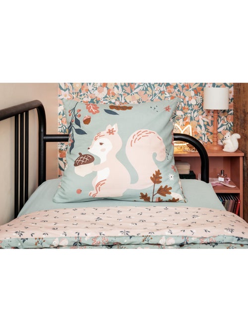Parure de lit réversible + 2 taies d’oreiller – coton 57 fils – ecureuil tamia - Kiabi Parure de lit réversible + 2 taies d’oreiller – coton 57 fils – ecureuil tamia - Kiabi
