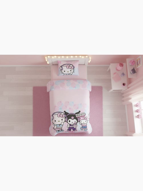Parure Lit Fille Hello Kitty & Friends 140x200 cm+ Taie 65x65 cm Polycoton Réversible | Kuromi My Me - Kiabi Parure Lit Fille Hello Kitty & Friends 140x200 cm+ Taie 65x65 cm Polycoton Réversible | Kuromi My Me - Kiabi
