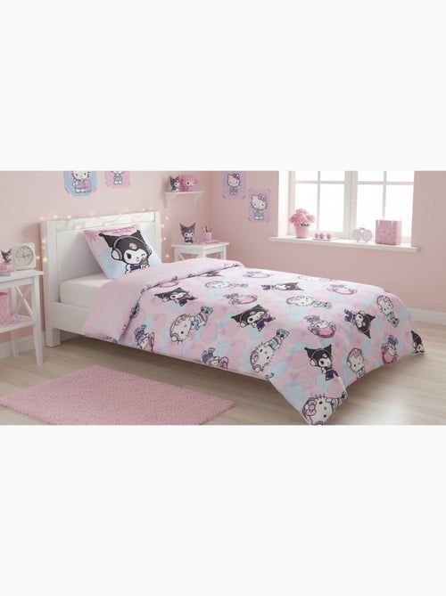 Parure Lit Fille Hello Kitty & Friends 140x200 cm+ Taie 65x65 cm Polycoton Réversible | Kuromi My Me - Kiabi Parure Lit Fille Hello Kitty & Friends 140x200 cm+ Taie 65x65 cm Polycoton Réversible | Kuromi My Me - Kiabi
