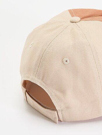 Pet in baseballstijl met luipaardprint