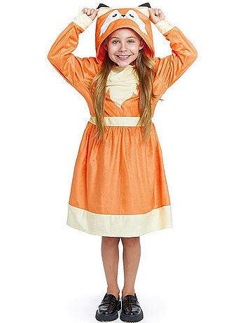 petit costume de renard dans une robe à capuche