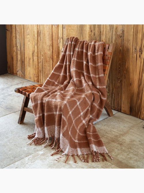 Plaid à carreaux aspect mohair avec franges - Kiabi Plaid à carreaux aspect mohair avec franges - Kiabi