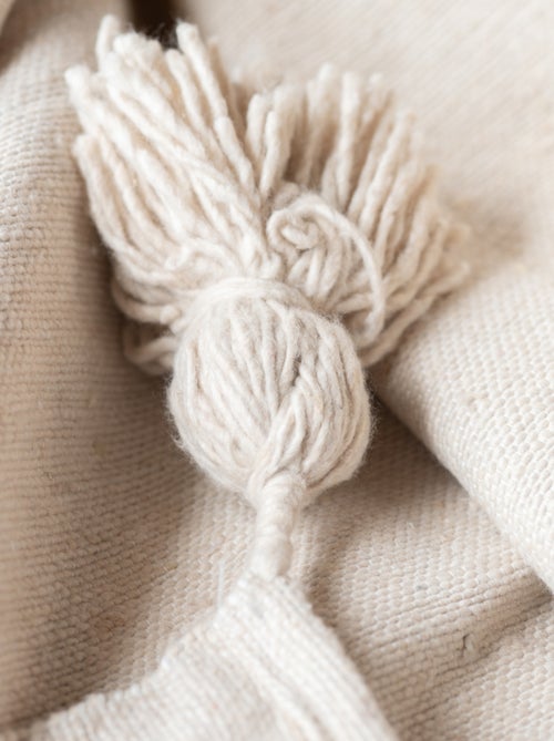 Plaid ou jeté de lit laine à pompons - Kiabi Plaid ou jeté de lit laine à pompons - Kiabi